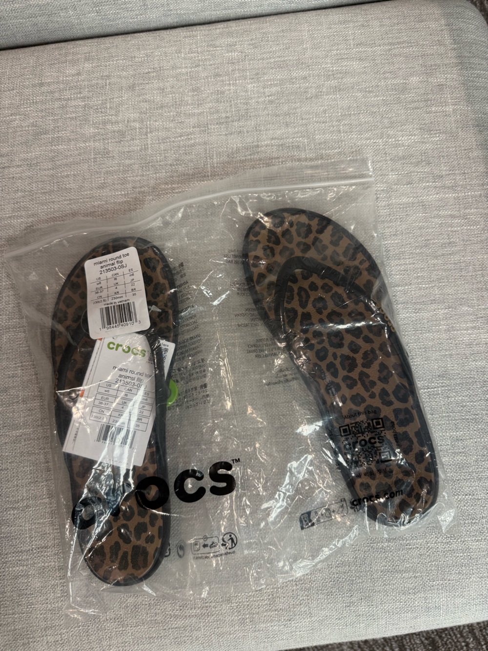 NWT CROCS Miami Round Animal Flip Flop Womens Size 6 - Picture 2 of 5